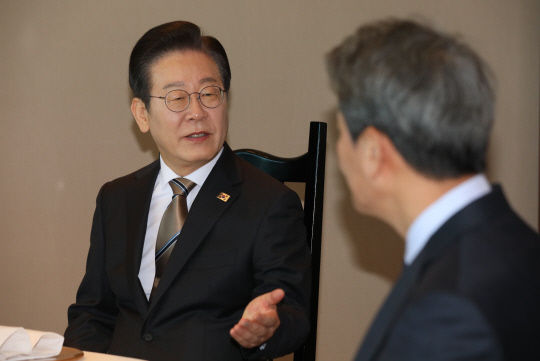 이재명 더불어민주당 대표(왼쪽)가 27일 여의도 한 음식점에서 열린 임종석 전 대통령비서실장과 오찬 회동에서 발언하고 있다.[국회사진기자단]